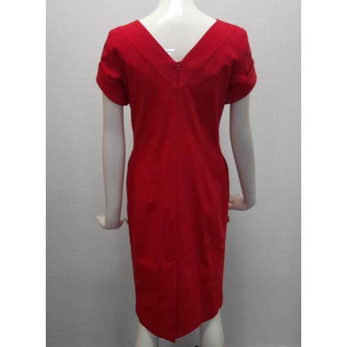 Czerwona sukienka Pola Mondi by Merla z ozdobnymi złotymi guzikami