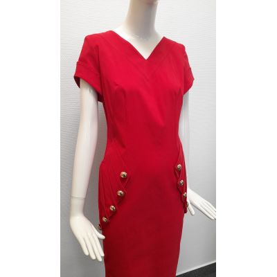 Czerwona sukienka Pola Mondi by Merla z ozdobnymi złotymi guzikami