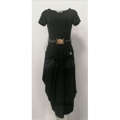 Sukienka Pola Mondi by Merla z ozdobnym paskiem w kolorze czarnym