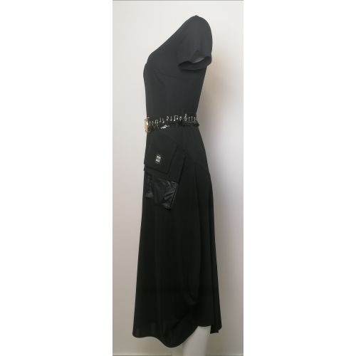 Sukienka Pola Mondi by Merla z ozdobnym paskiem w kolorze czarnym