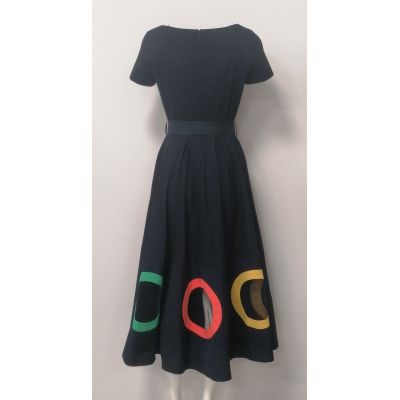 Sukienka Pola Mondi by merla z gumowym ozdobnym paskiem w kolorze ciemnego granatu