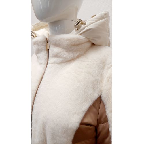 Puchowa kurtka PREGIO w kolorze śmietankowo-beżowym z futerkowym obszyciem